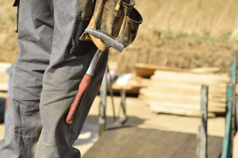 Hausbau: Arbeitsschritte, die selbst in der Hand genommen werden können