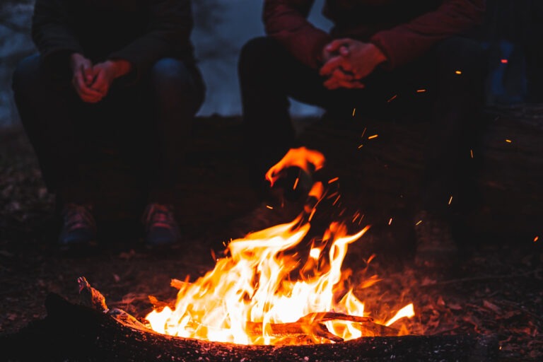 Lagerfeuer im Sommer.