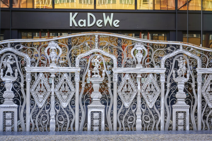 Der Eingang des berühmtem KaDeWe Kaufhauses in Berlin.