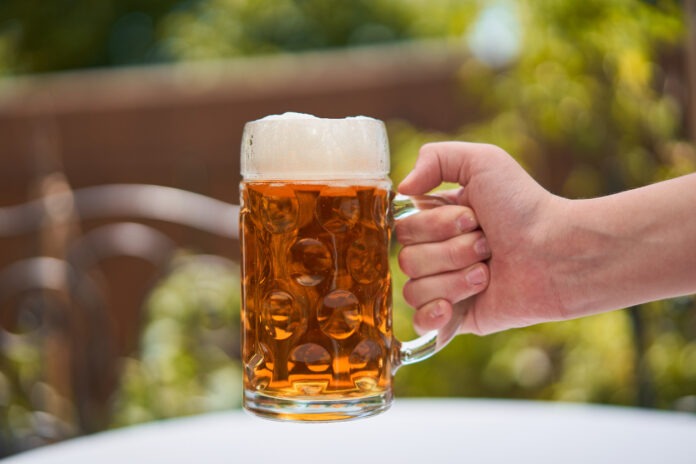 Ein Bierglas gefüllt mit frischem Bier.