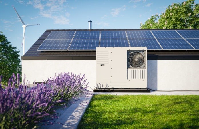 Solaranlagen und eine Wärmepume an einem Haus in Kombination.