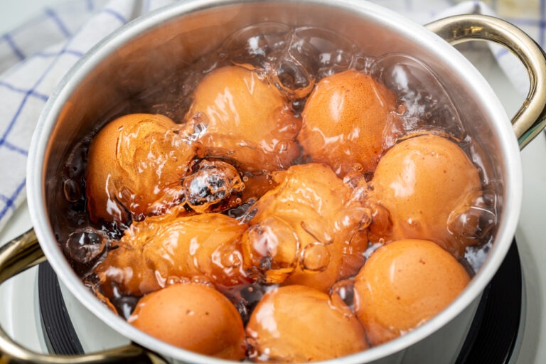 In heißem Wasser befinden sich Eier zum Kochen.