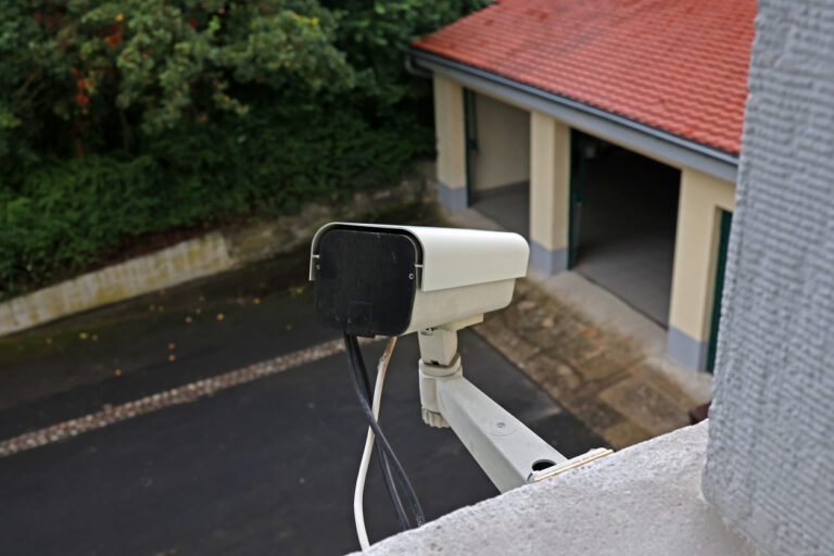 Eine Überwachunskamera filmt die Garageneinfahrten.
