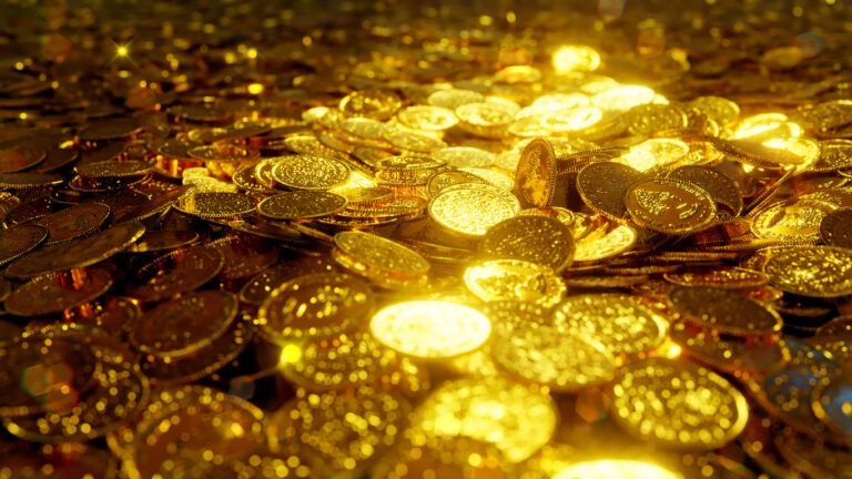 Eine Menge an Goldmünzen auf einem Haufen.