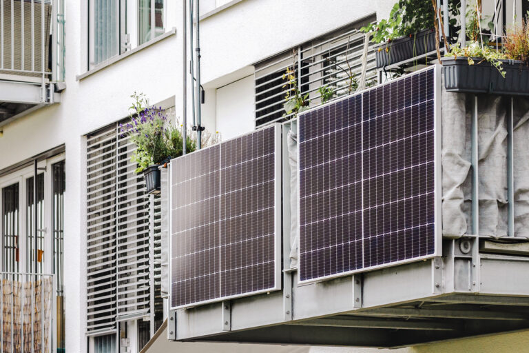 Solarpanels an einem Balkon als Balkon-Kraftwerk montiert.