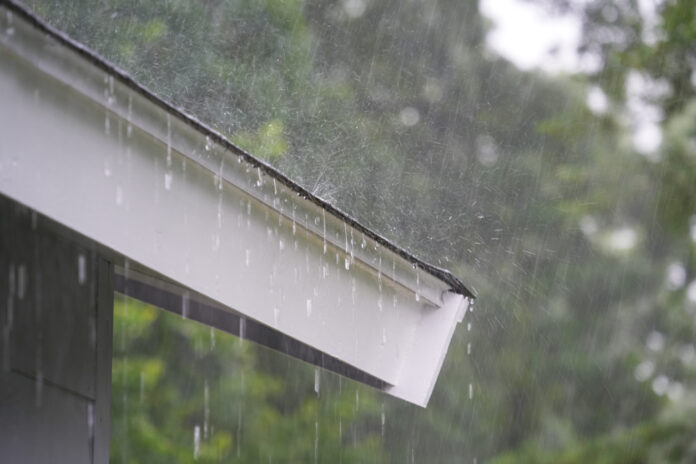 Regen prasselt auf en Hausdach.