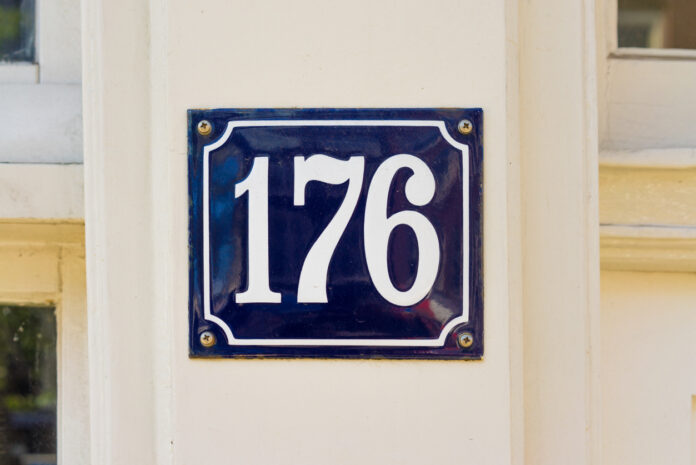 Hausnummer 176 an einer Hauswand.