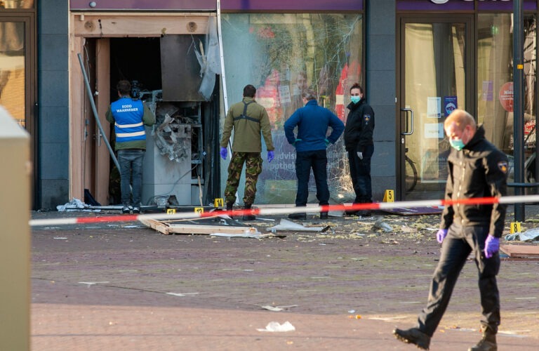 Ermittler untersuchen den Tatort, wo ein Bankautomat gesprengt wurde.