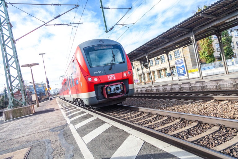 Die Deutsche Bahn hat einen Zug im Bahnhof stehen.