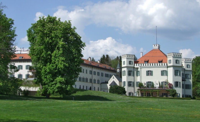 Das malerische Schloss Possenhofen, einst Kinderstube von Kaiserin Elisabeth, im Sonnenschein.