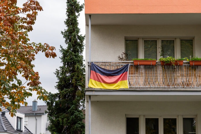 Eine Deutschlandfahne dient auf dem Balkon als Deko.
