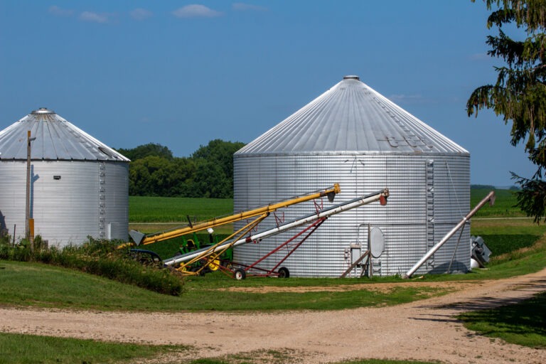 Ein Silo oder Güllebehälter für die Landwirtschaft.