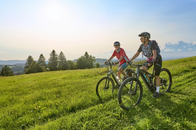 Zwei Frauen sind mit dem E-Bike auf Fahrradtour.