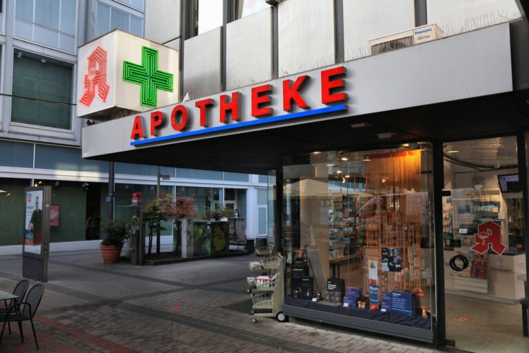 Eine Apotheke in einer Innenstadt.