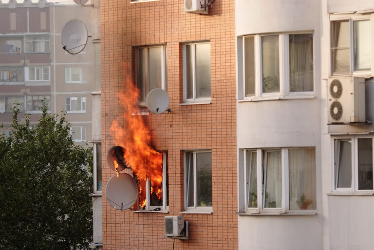 Eine Wohnung brennt und die Flammen schlagen aus dem Fenster.