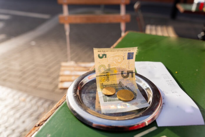 Ein Teller mit Trinkgeld in einem Restaurant.