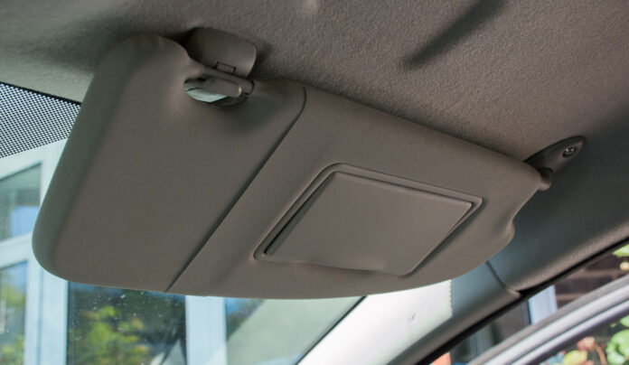 Die Sonnenblende verfügt im Auto über weitere Funktionen.