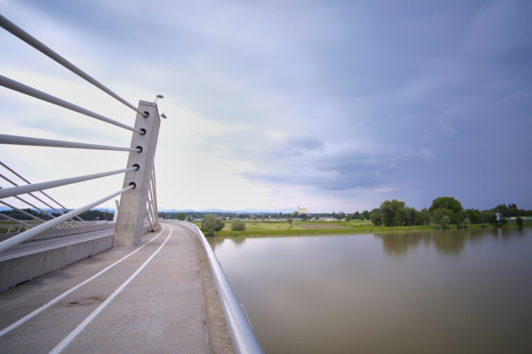 Eine Brücke führt über einen Fluss.