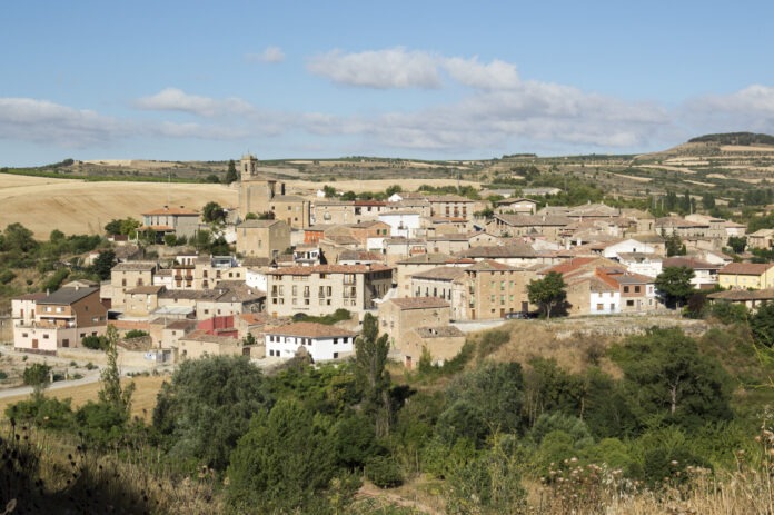 Eine Siedlung mit alten Häusern in Italien in malerischer Landschaft.