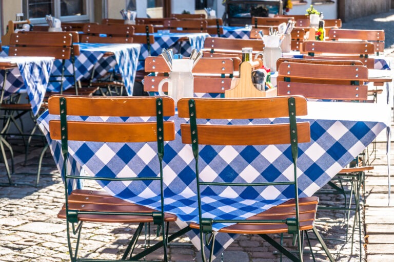 Ein bayerischer Biergarten im Sommer.