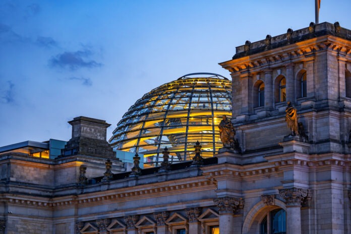 Das Reichstagsgebäude ist der Sitz des Bundestages in Deutschland.