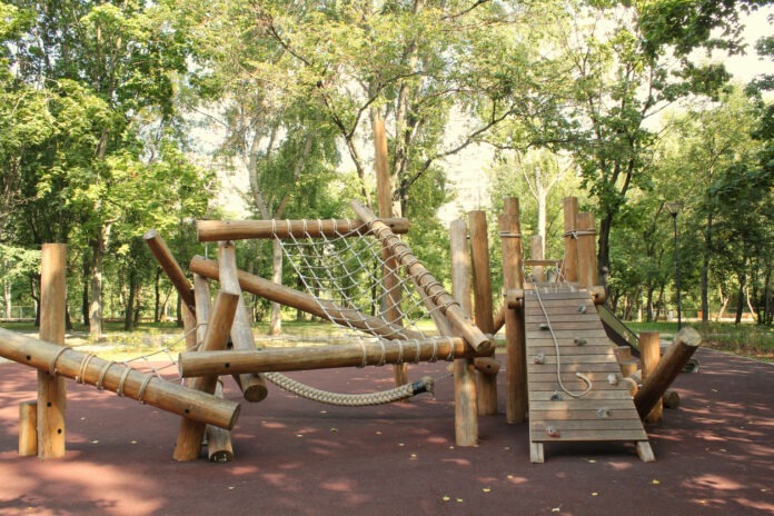 Ein schöner Kletterpark auf einem Spielplatz in grüner Umgebung.