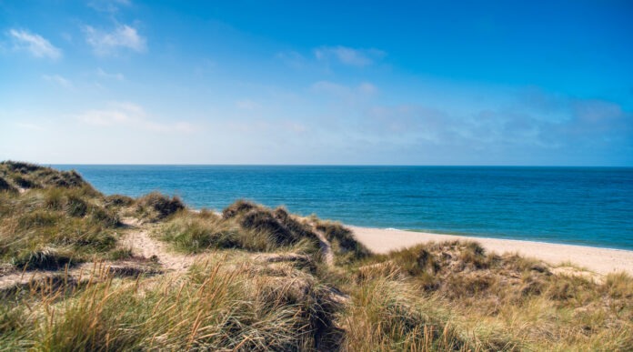 Ein Küstenabschnitt mit Strand an der Ostsee oder Nordsee.