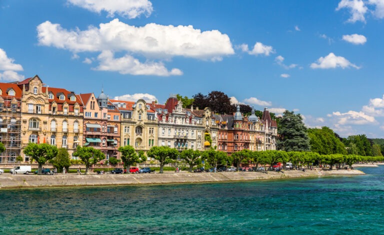 Die Uferpromenade von Konstanz am Bodensee bei wunderschönem Wetter.