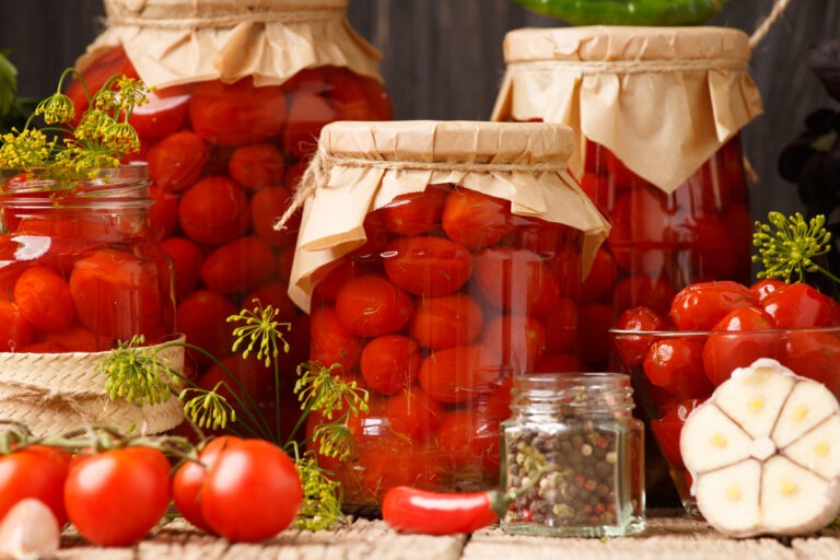 Eingemachte Tomaten in einem hübschen Glas.