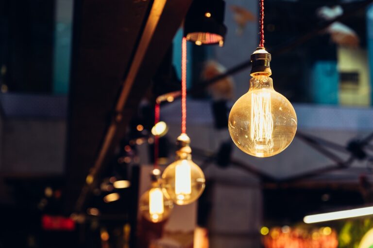 Innenräume planen mit Licht und Materialien: Wie man mit Materialien Akzente setzt