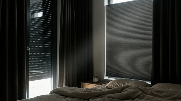 Schlafzimmer verdunkeln: Warum Vorhänge oft nicht ausreichen