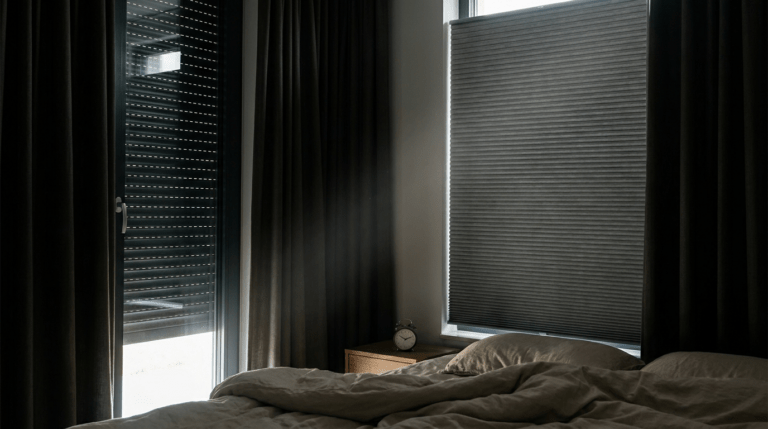Schlafzimmer verdunkeln: Warum Vorhänge oft nicht ausreichen